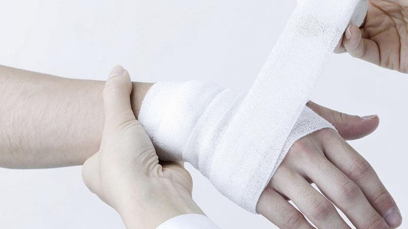 Correct use of medical gauze bandage